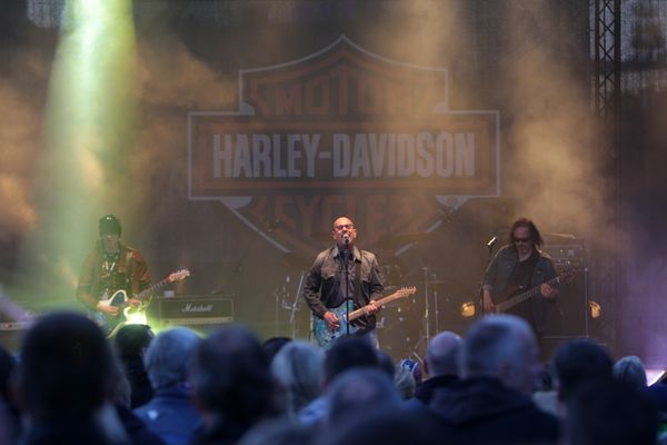 HarleyHH2011   253.jpg - Hamburger Harley Days 2011, Harley Davidson, Musik, Musikprogramm, Buehne, Chris Thompson & Mads Eriksen Band (ehem. Saenger von Manfred Mann' earthband) *** Local Caption *** copyright:Henning AngererGneisenaustrasse 1820253 HamburgTel 0175 244 32 72henning.angerer@hanse.netBankverbindung:Santander, BLZ 200 101 11, Konto-Nr. 22 63 63 63 00